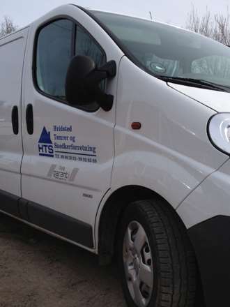 Hvid firmabil med logo til Hvidsted Tømrer- og Snedkerforretning